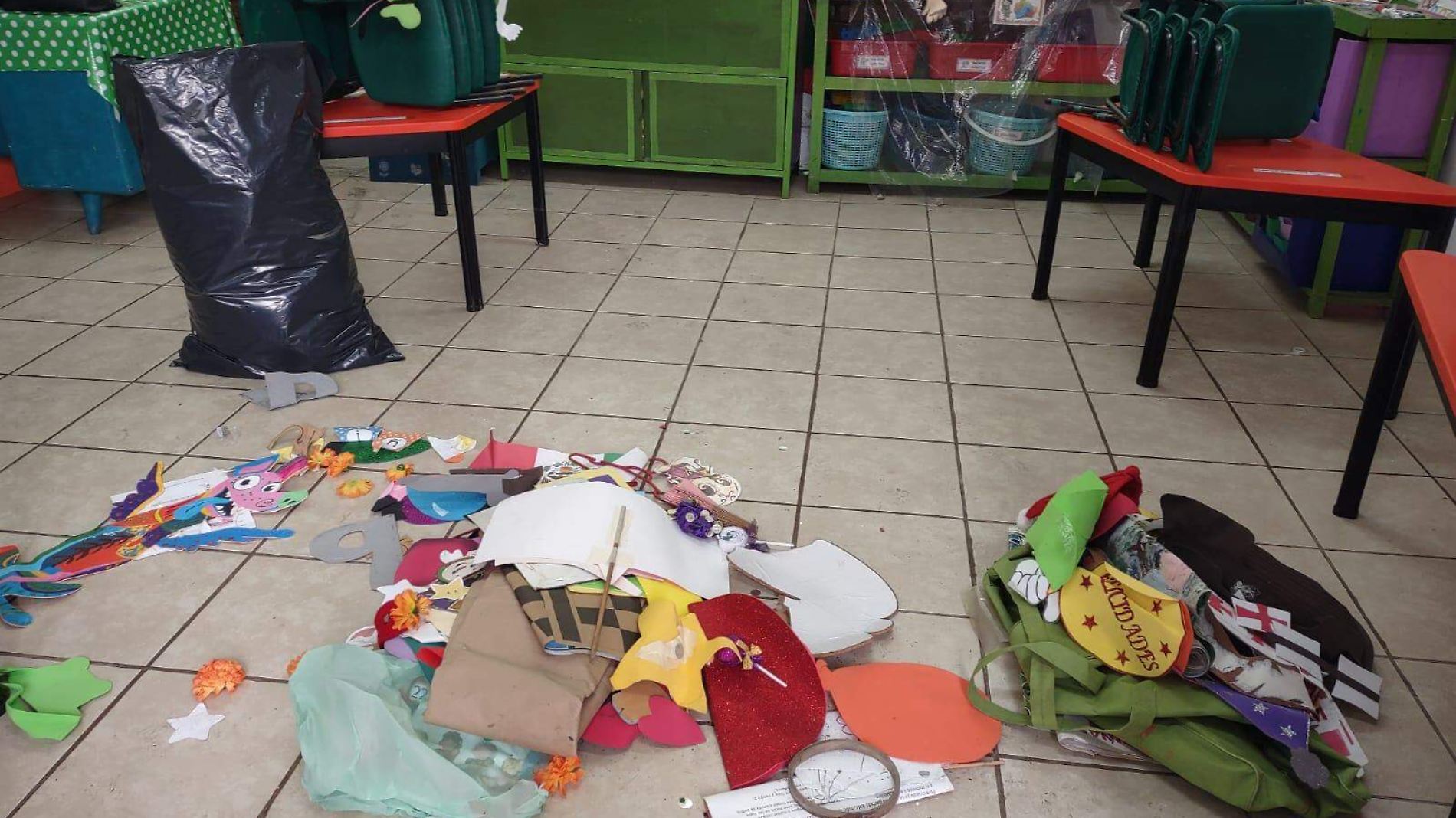 El personal docente se percató que las puertas de los cinco salones estaban violentadas y todo estaba revuelto al interior